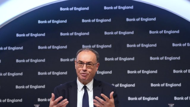 Bank of England ponechala kľúčovú sadzbu na 3,75 % pomerom hlasov 7:2.