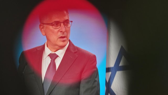Izraelský šéf diplomacie Gideon Saar prerušil všetky kontakty s vysokou predstaviteľkou EÚ Kajou Kallasovou po jej údajnom prirovnaní izraelskej politiky k apartheidu.