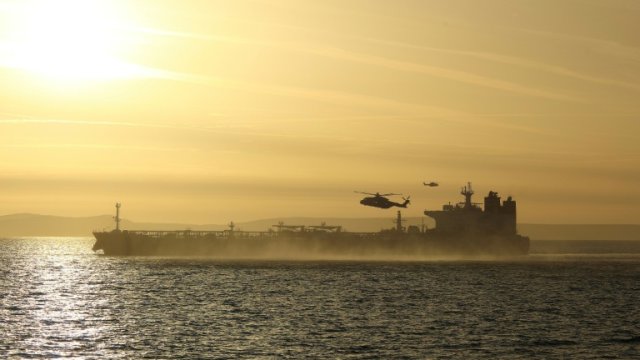 Britské ozbrojené sily zadržali v Lamanšskom prielive sankcionovaný tanker Smyrtos, podozrivý z napojenia na ruskú „tieňovú flotilu“.
