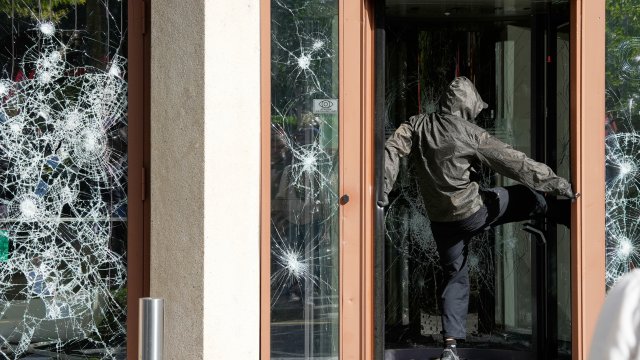 V Ženeve sa počas protestu proti summitu G7 v neďalekom Éviane strhli zrážky s políciou: