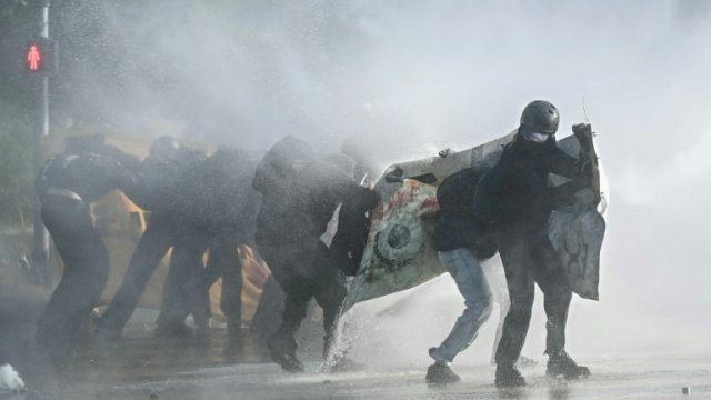 V Ženeve pred summitom G7 v neďalekom Eviane prepukli násilné protesty: