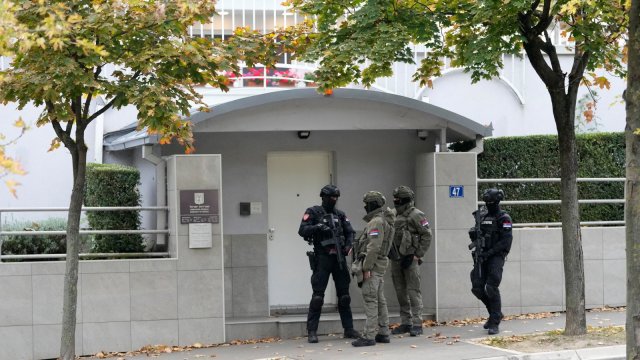 V Belehrade strážnik pred izraelskou ambasádou v sebaobrane zastrelil maloletého útočníka