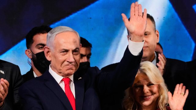 Likud premiéra Benjamina Netanjahua vedie po sčítaní 57,3 % okrskov s 27 mandátmi pred Jašarom (21).