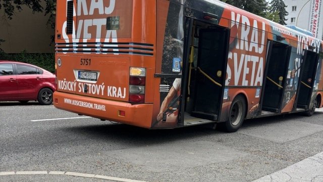 Mestskí policajti v Košiciach zasiahli v autobuse, kde muž dostal epileptický záchvat.