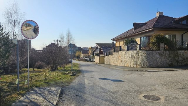 V Košiciach-Myslave pribudli na križovatkách ulíc Vrchná a Na kope nové dopravné zrkadlá.