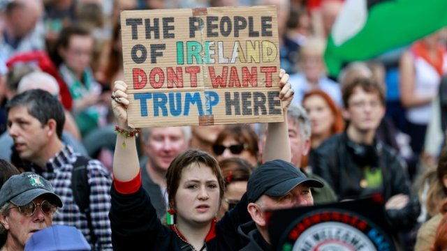 Donald Trump je na dvojdňovej návšteve Írska: v Dubline ho čakajú rokovania s premiérom Michealom Martinom a prezidentkou Catherine Connolly aj avizované protesty.