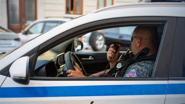 Na križovatke Hlinkova – Národná trieda v Košiciach zasahovala mestská polícia pri nehode prevráteného auta.