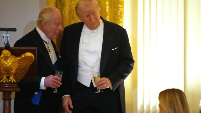 Donald Trump na rozlúčkovej slávnosti v Bielom dome označil britského kráľa Karola III. za „najlepšieho kráľa“ a vyzdvihol aj kráľovnú Kamilu.