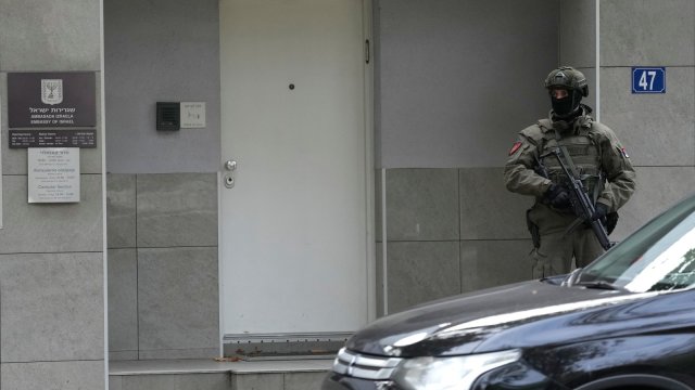 Pred izraelskou ambasádou v Belehrade strážnik v sebaobrane zastrelil maloletého útočníka ozbrojeného dvoma nožmi; sám utrpel ľahké zranenia.