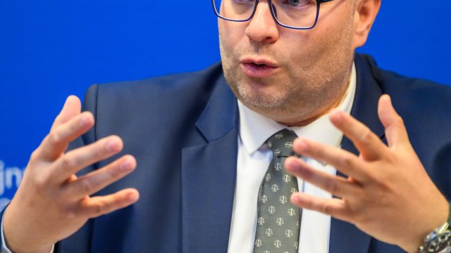 Ombudsman Róbert Dobrovodský varuje, že neoprávnené poplatky v ambulanciách odrádzajú ľudí od preventívnych prehliadok.