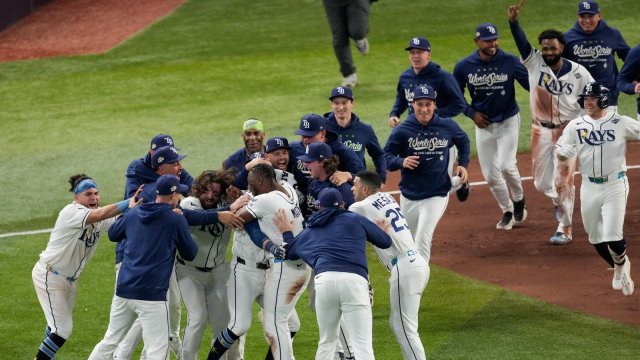 Tampa Bay Rays odvrátili prvý majstrovský mečbal Milwaukee a vo 4. finále Svetovej série MLB vyhrali 4:3 po 12 zmenách.