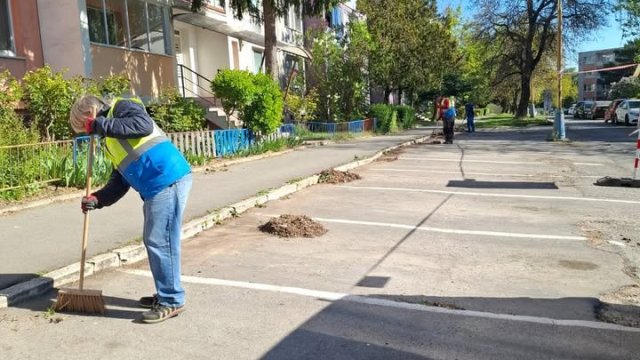 Na Mikovíniho ulici v Košiciach-Západ prebehla 30. apríla 2026 čistiaca akcia parkovísk.