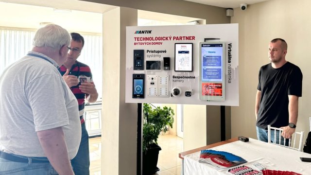 V hoteli Glamour prebieha seminár o modernizácii bytových domov, ktorý predstavuje nové technológie na zvýšenie bezpečnosti a komfortu.