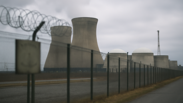 Belgická vláda začala rokovať o prevzatí všetkých jadrových elektrární a nariadila zastaviť ich demontáž.