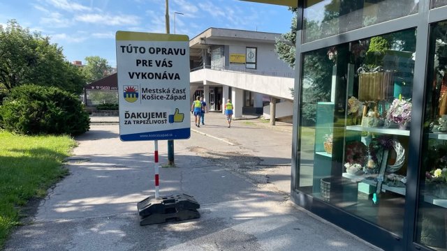 V Košiciach-Západ odštartovala rekonštrukcia chodníkov, vrátane úseku pred obchodným centrom na Luníku VII aj v okolí Katkinho parku.