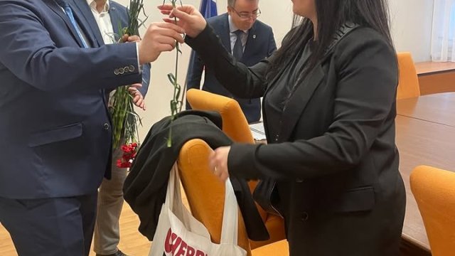 Košice Západ si na MDŽ uctili opatrovateľky, ktorým vedenie mestskej časti poďakovalo za ich neoceniteľnú prácu.