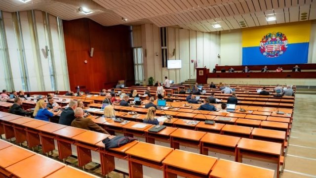 Novozvolený primátor Košíc Ladislav Lörinc zloží spolu s 51 poslancami mestského zastupiteľstva sľub 23. novembra 2026.