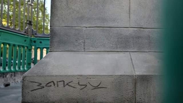 Banksy potvrdil novú sochu v centre Londýna: muž v obleku kráča do prázdna so zrakom zakrytým vlajkou.
