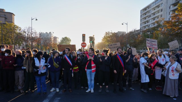 Francúzska vláda v októbri predstaví plán na riešenie krízy na stredných školách;