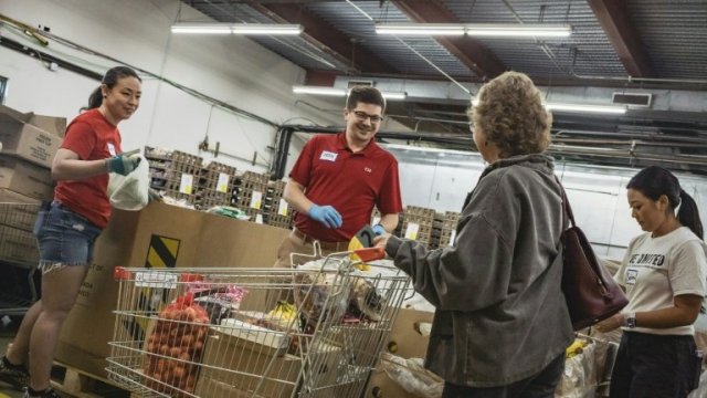 Rozpočtové škrty administratívy Donalda Trumpa pripravili v USA o potravinovú pomoc SNAP približne 5 miliónov ľudí.