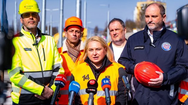 Modernizácia električkovej trate v košickej mestskej časti Nad jazerom je už v druhej polovici a finiš sa očakáva na prelome júla a augusta.